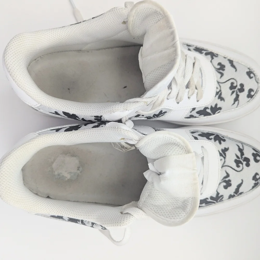 Nike Airs Black & White Embroidered Design - Women's Mixed Size 9.5 & 10 - Picture 8 of 15